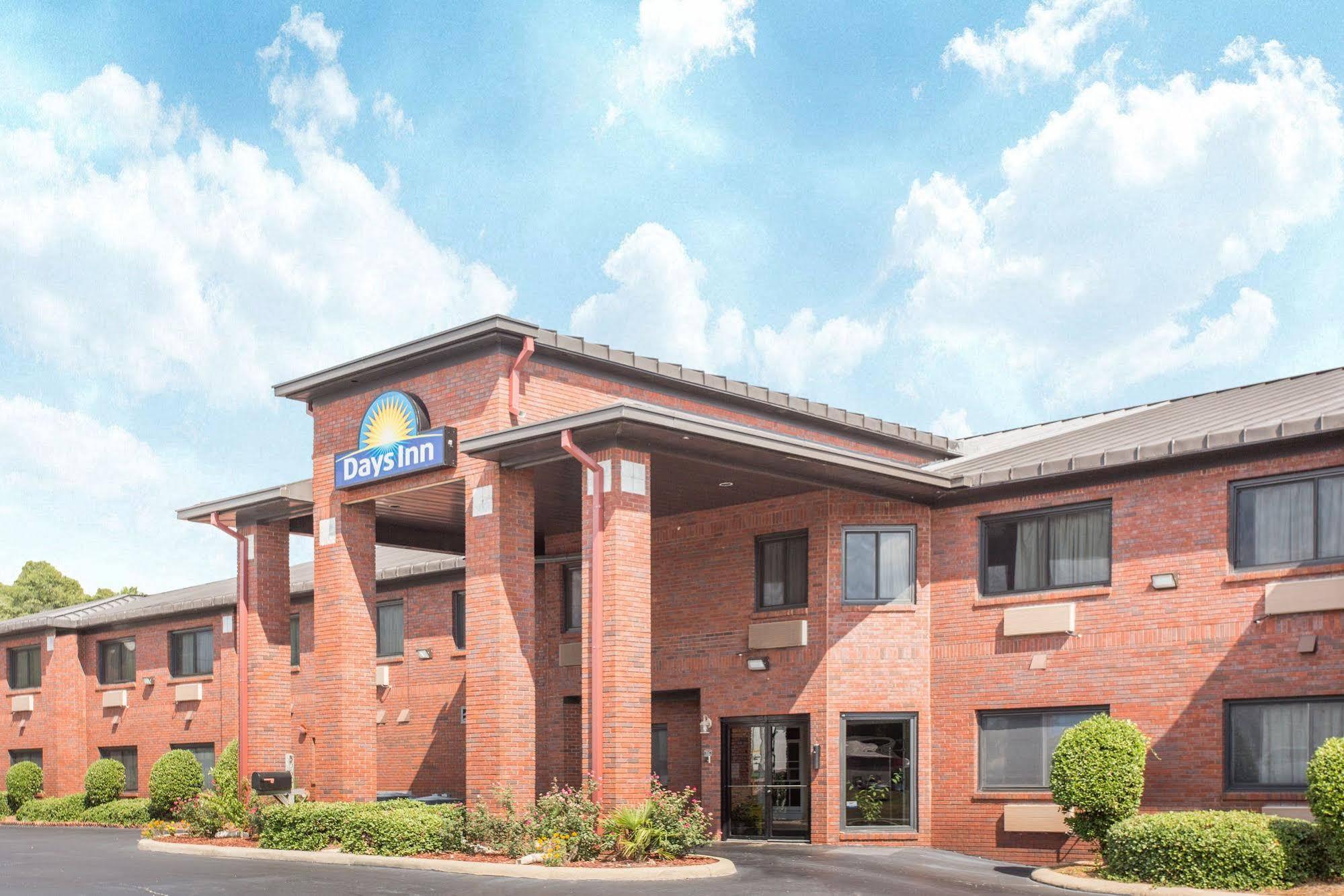 Days Inn By Wyndham Phenix City Near Fort Moore Eksteriør billede