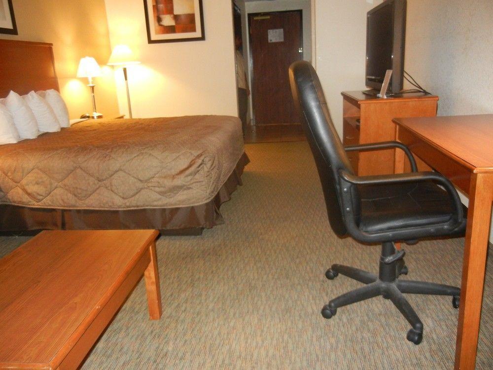 Days Inn By Wyndham Phenix City Near Fort Moore Eksteriør billede