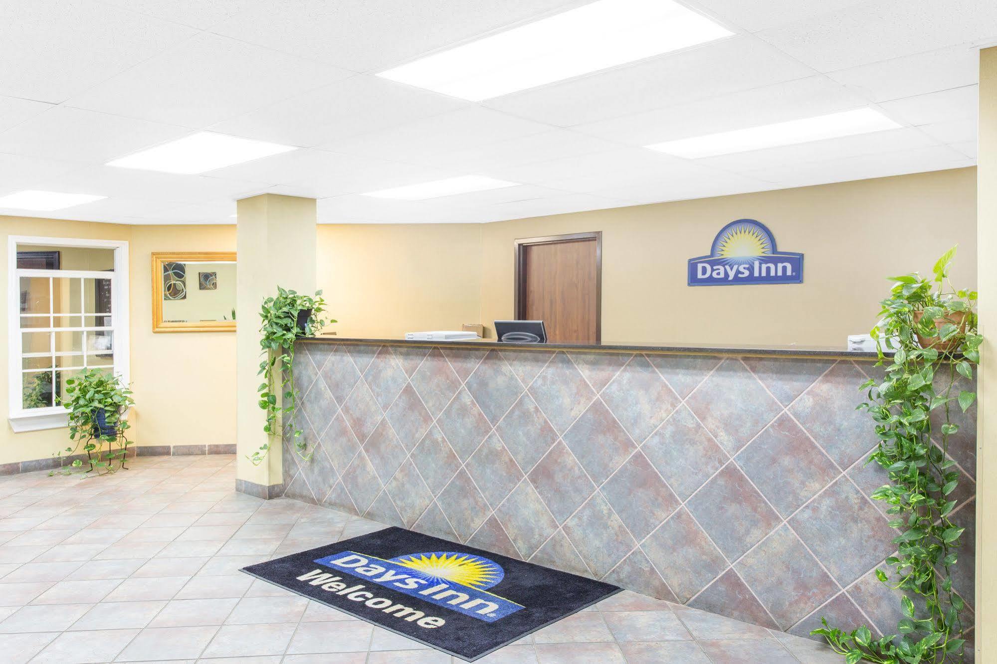 Days Inn By Wyndham Phenix City Near Fort Moore Eksteriør billede